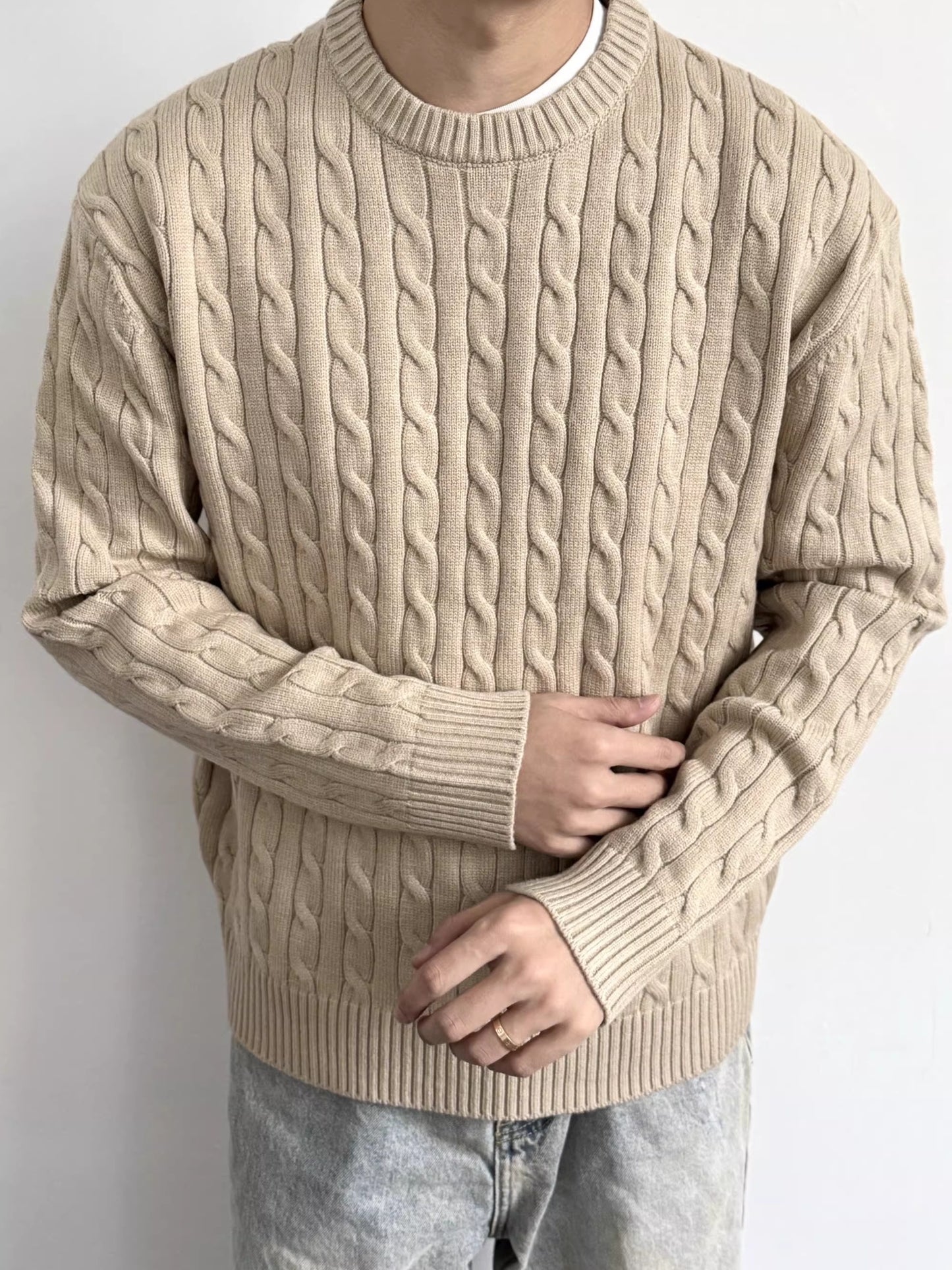 Minimalist Old-fashioned Cable Knit Crew Neck Sweater